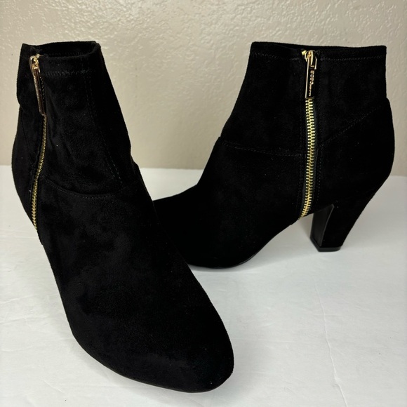 New BCBG Black 3” Comfort Heel Ankle Boots Bootie Side Zip Gold Hardware Size 9 - Picture 8 of 13
